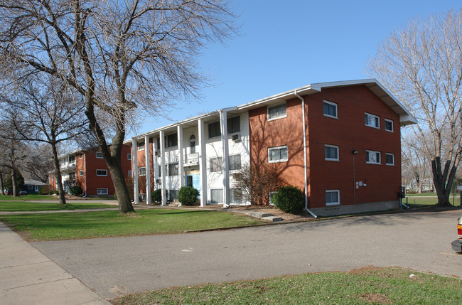 Cedar Pointe Apartments in Richfield, MN - Building Photo - Building Photo