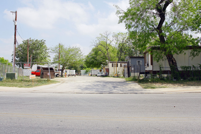 3000 Mission Rd in San Antonio, TX - Building Photo - Building Photo