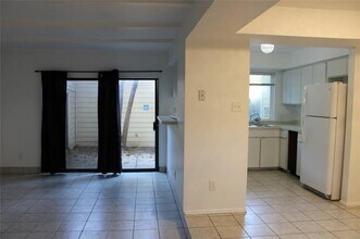 1979 Shorewood Dr in Grapevine, TX - Foto de edificio - Building Photo