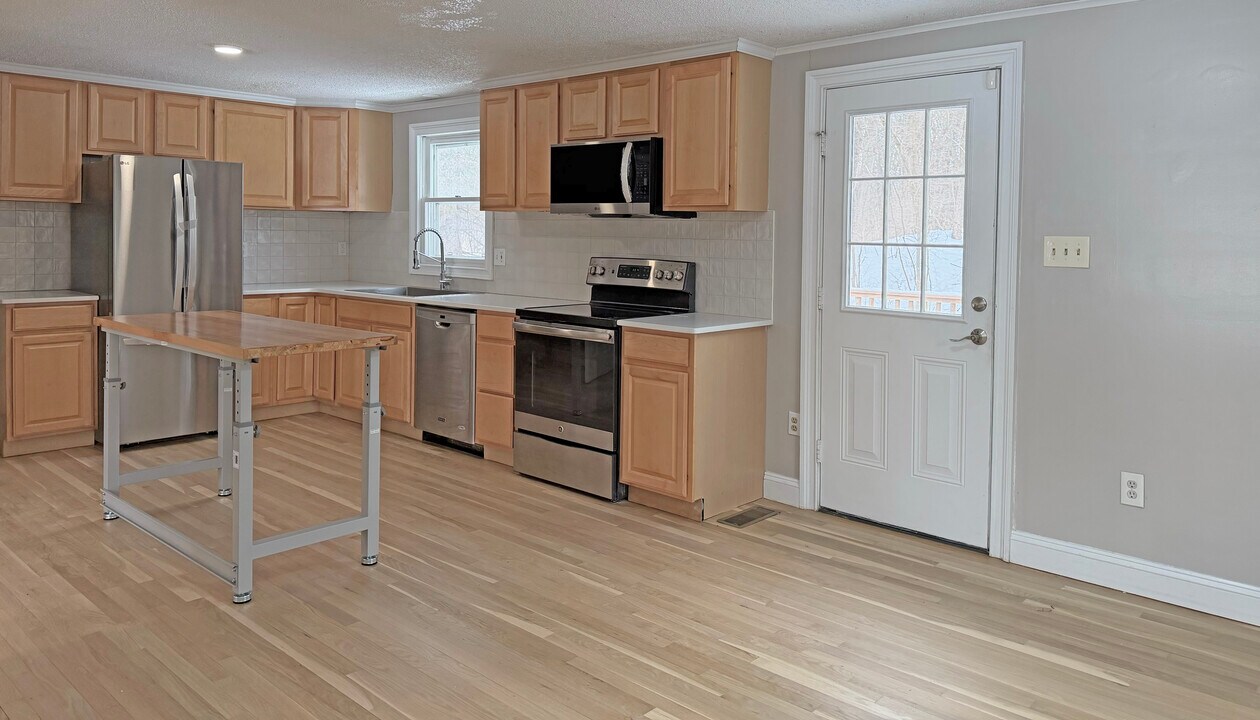 19 Crosmour Rd in Rhinebeck, NY - Building Photo