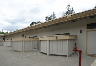 680 Moraga Rd in Moraga, CA - Foto de edificio - Building Photo