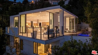 1516 Forest Knoll Dr in Los Angeles, CA - Building Photo