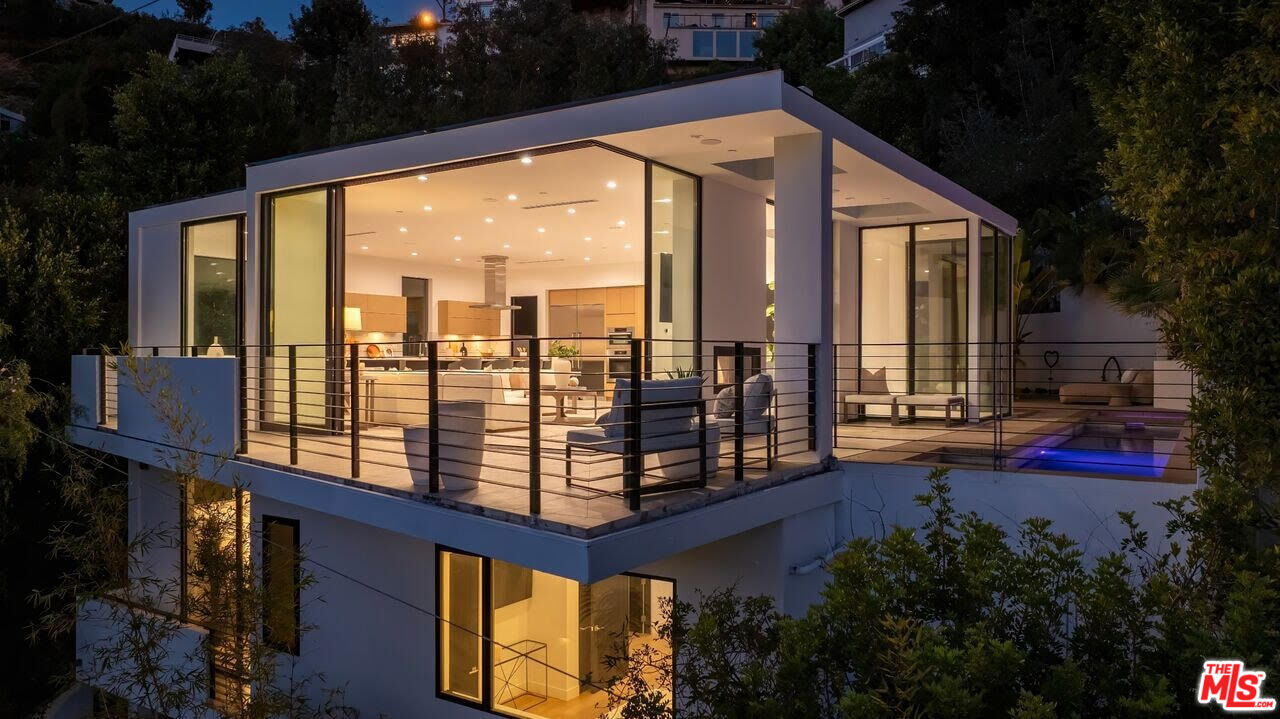 1516 Forest Knoll Dr in Los Angeles, CA - Building Photo