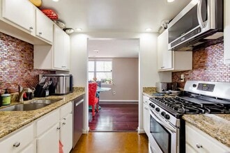 2617 Douglass Pl SE, Unit 303 in Washington, DC - Foto de edificio - Building Photo