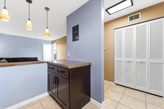 9949 Sandalfoot Blvd in Boca Raton, FL - Foto de edificio - Building Photo