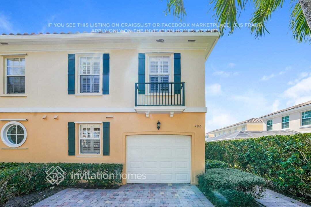 400 Capistrano Dr in Palm Beach Gardens, FL - Foto de edificio