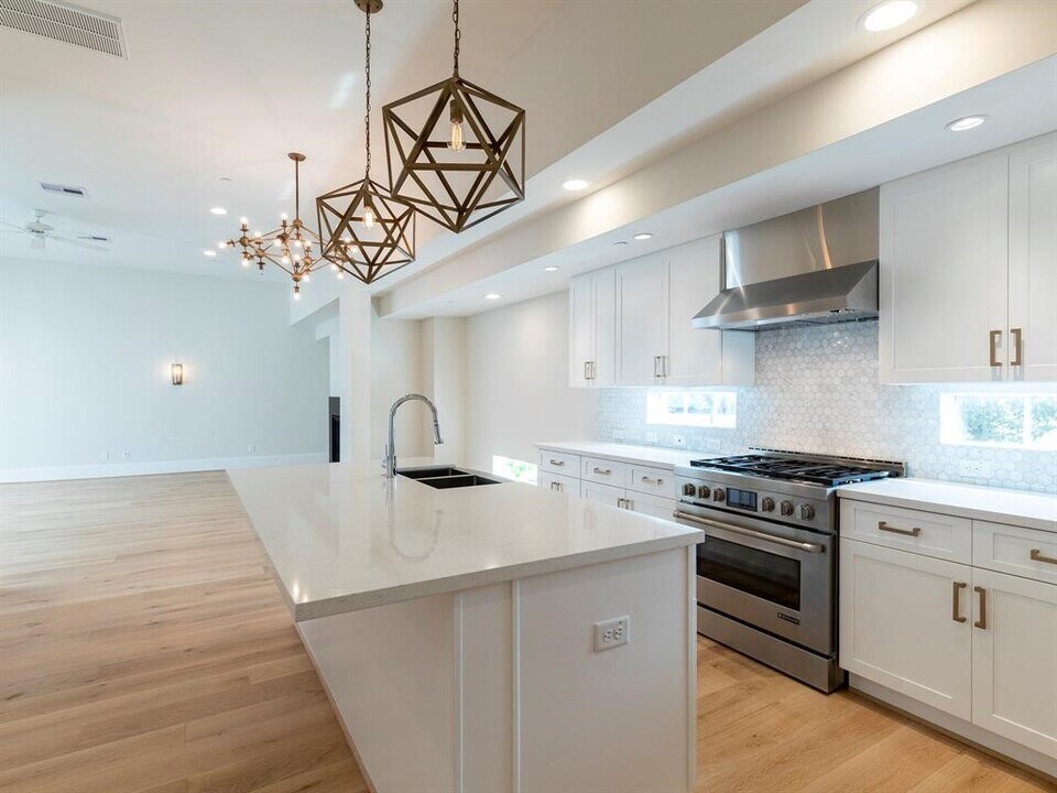 3821 N Braeswood Blvd in Houston, TX - Building Photo