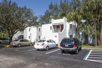 Peppertree Apartments in Ft. Myers, FL - Foto de edificio - Building Photo