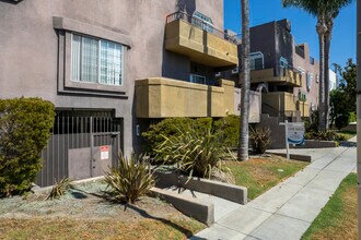 5010 Cahuenga Blvd in Toluca Lake, CA - Building Photo - Building Photo