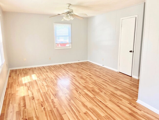 2220 Dinwiddie Rd in Virginia Beach, VA - Building Photo - Building Photo