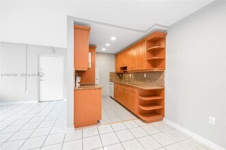 7160 Fairway Dr-Unit -J7 in Hialeah, FL - Building Photo - Building Photo