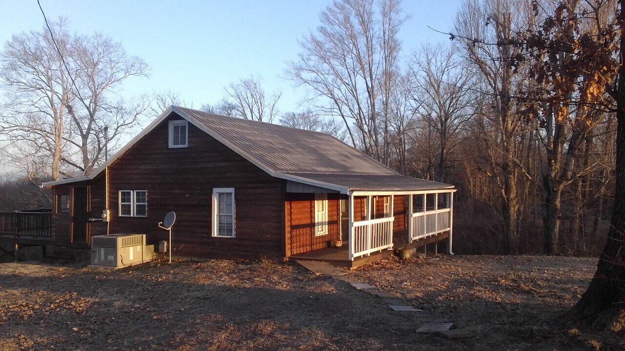 6832 Piney River Rd N in Bon Aqua, TN - Foto de edificio