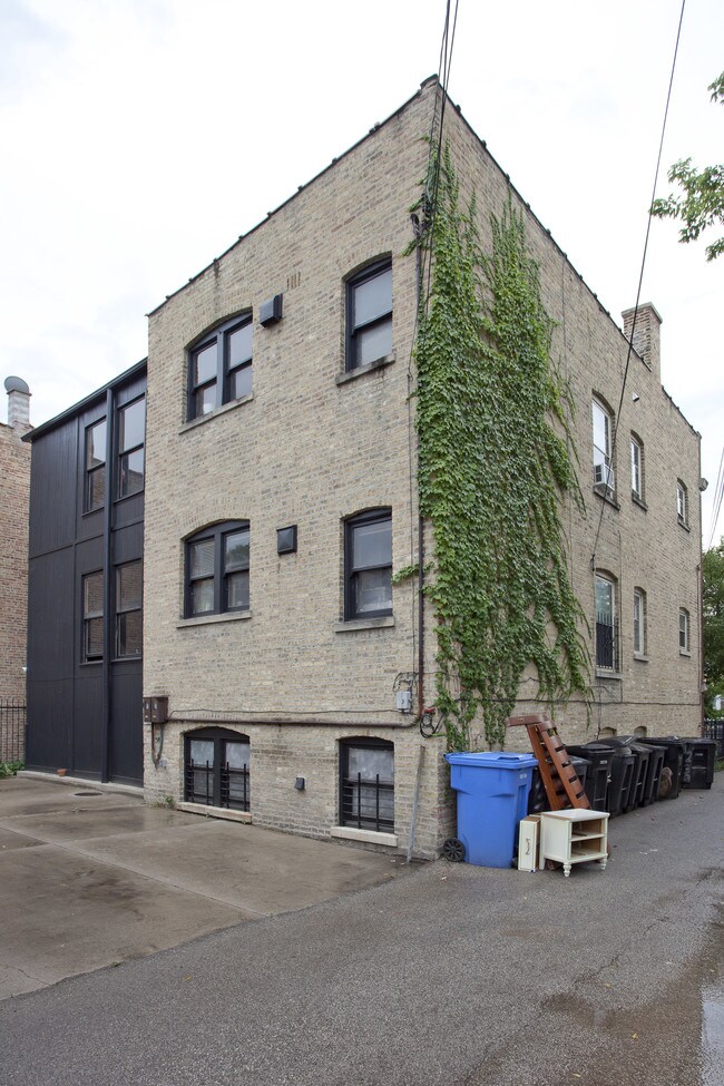 2239 N Kimball Ave in Chicago, IL - Foto de edificio - Building Photo