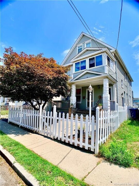 218 Hough Ave, Unit 218 in Bridgeport, CT - Foto de edificio