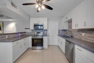 12125 NE 5th Ave in North Miami, FL - Foto de edificio - Building Photo