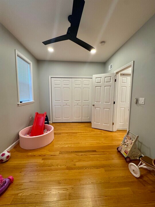 31-1/2 W 47th St in Bayonne, NJ - Building Photo