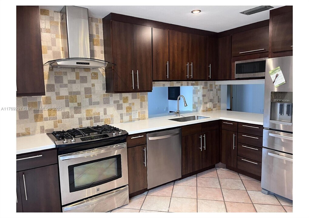 13068 SW 108th St Cir in Miami, FL - Building Photo