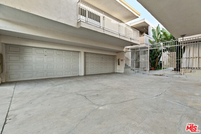 330 E Dryden St in Glendale, CA - Foto de edificio - Building Photo