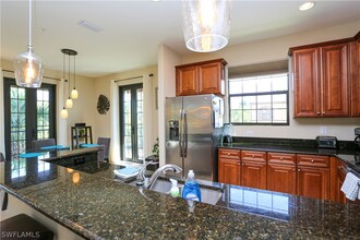 9082 Capistrano St N in Naples, FL - Foto de edificio - Building Photo