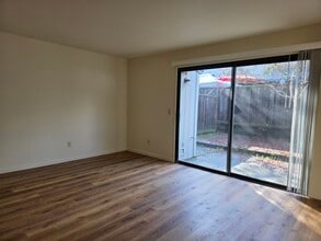 121 Elbridge Ave in Cloverdale, CA - Building Photo - Building Photo