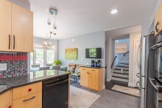 2 Benjamin Pl in Chestnut Hill, MA - Foto de edificio - Building Photo