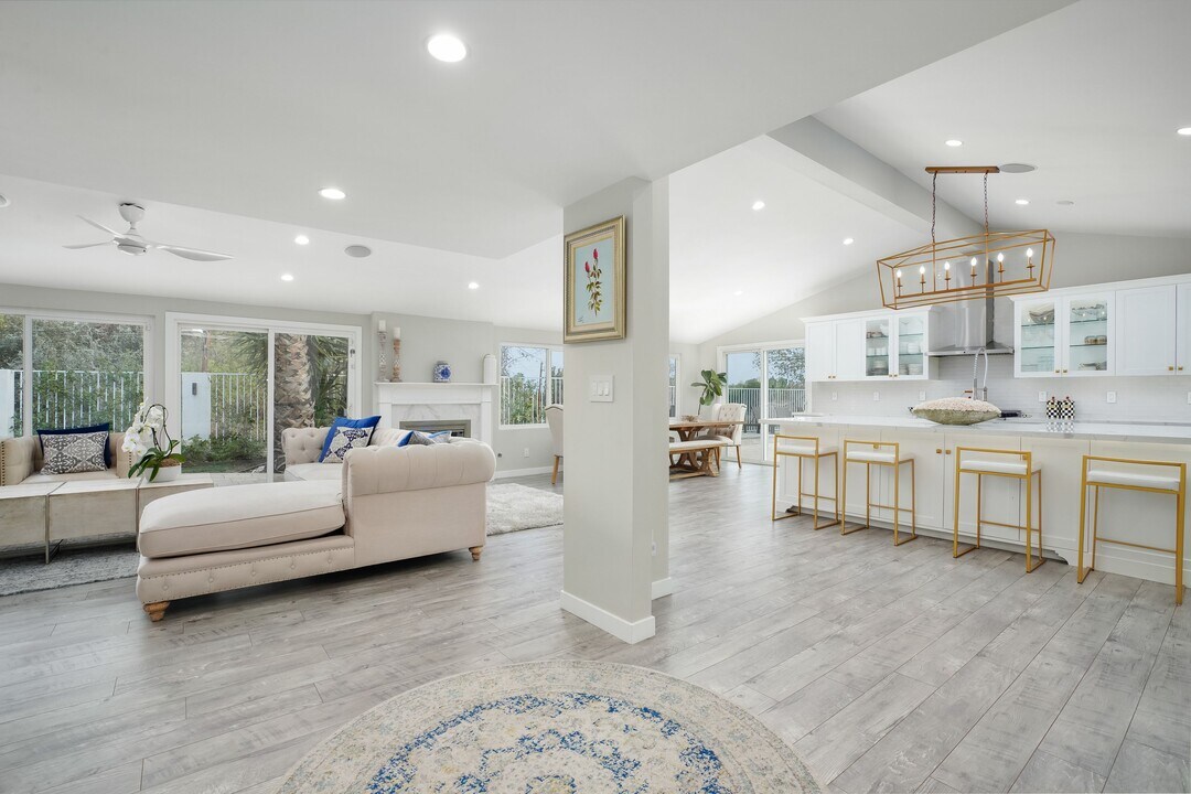 5812 Comanche Ave in Los Angeles, CA - Building Photo