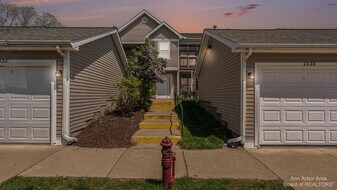 1328 Heatherwood Ln in Ann Arbor, MI - Building Photo