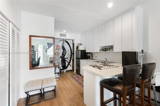 2445 Lake Pancoast Dr in Miami, FL - Building Photo - Building Photo