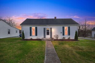 992 N Maple St in Corydon, IN - Building Photo