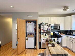 1465 N Leavitt St, Unit 3 in Chicago, IL - Building Photo - Building Photo
