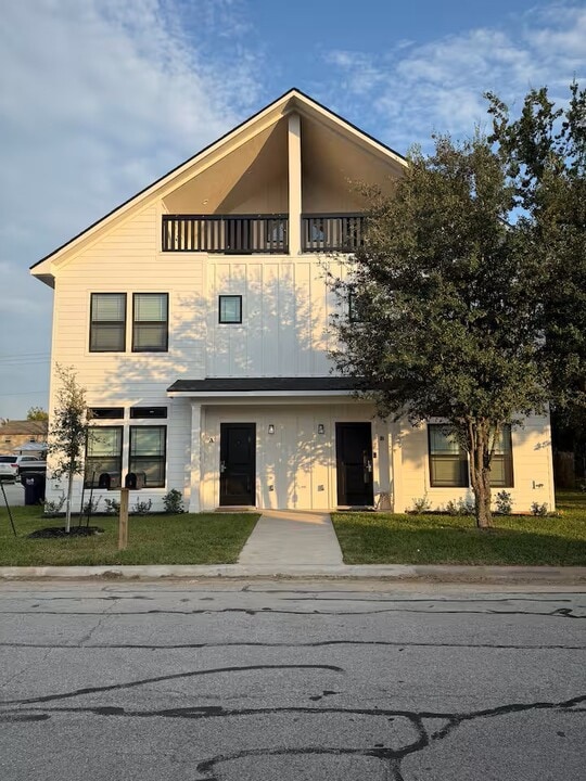 204 Fidelity St in College Station, TX - Building Photo