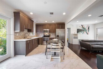 2401 SW 26th St in Miami, FL - Building Photo - Building Photo