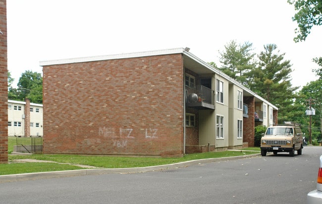 Vassar Garden Apartments in Poughkeepsie, NY - Foto de edificio - Building Photo