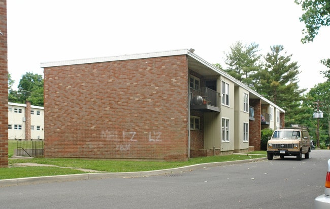 Vassar Garden Apartments in Poughkeepsie, NY - Building Photo - Building Photo