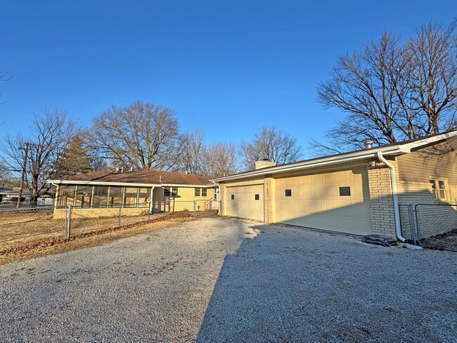 2356 S McCann Ave in Springfield, MO - Foto de edificio - Building Photo