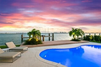 1580 S Treasure Dr in North Bay Village, FL - Foto de edificio - Building Photo
