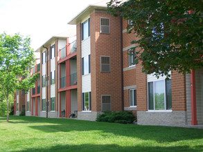 Riverwood Estates Apartments in Oak Creek, WI - Foto de edificio - Building Photo