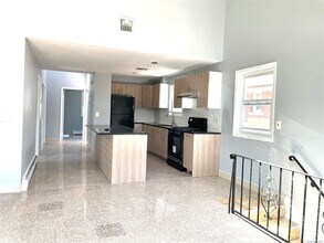 256-15 58th Ave in Queens, NY - Foto de edificio - Building Photo