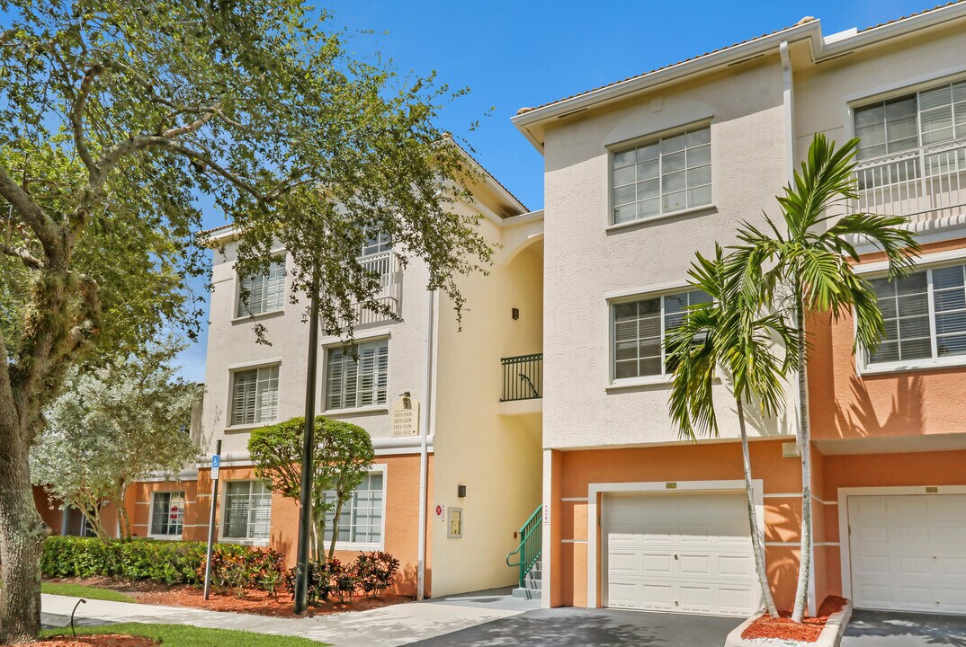 3205 Myrtlewood Cir E in Palm Beach Gardens, FL - Building Photo