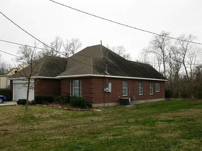 1822 S Broadway St in La Porte, TX - Building Photo - Building Photo