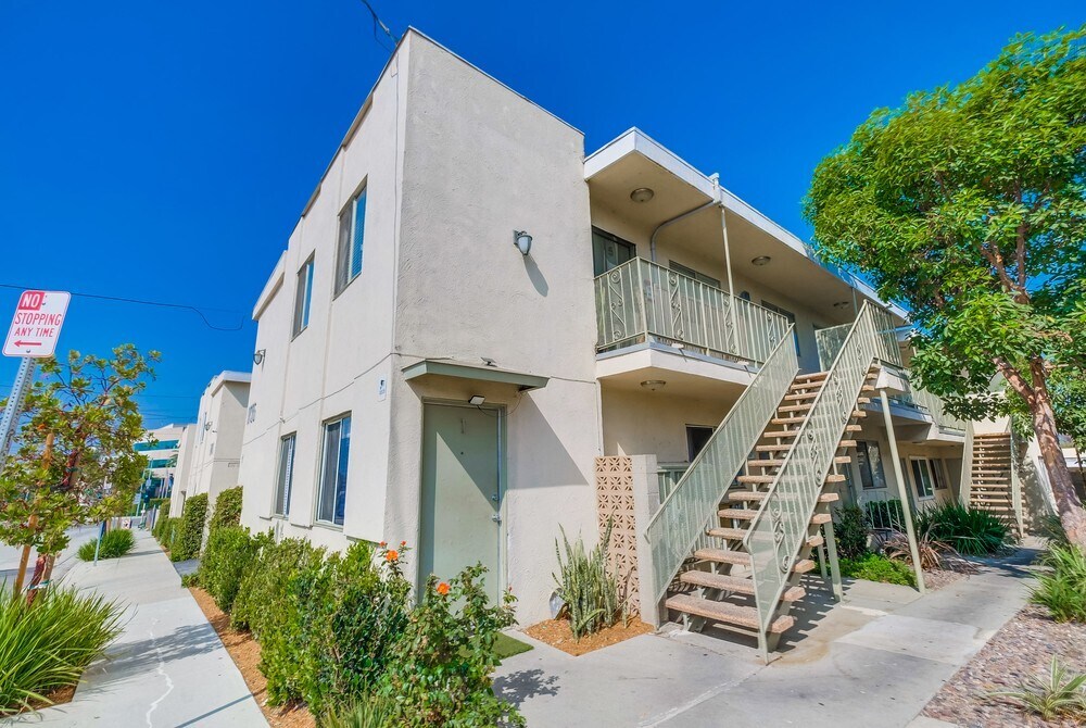 1731 - 1745 W. 120th St. in Los Angeles, CA - Foto de edificio