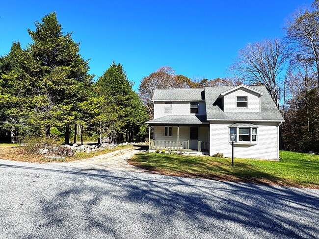 114 Palmer Rd in Chaplin, CT - Building Photo - Building Photo