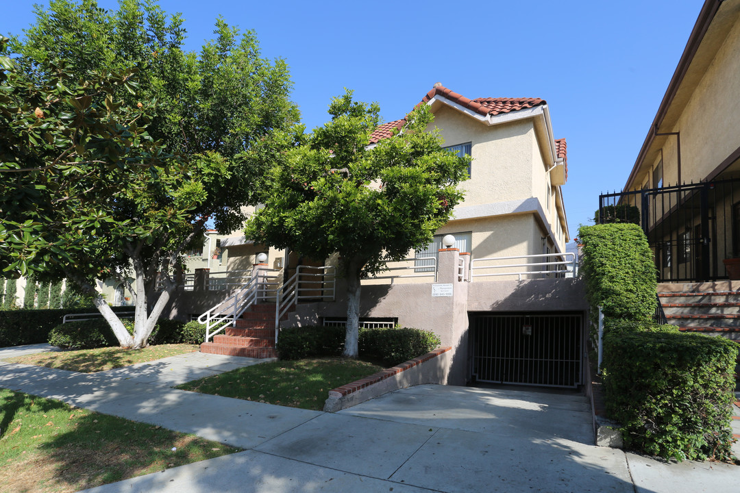 355 W Lexington Dr in Glendale, CA - Building Photo