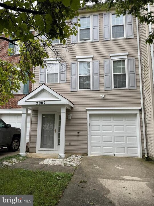 2902 Sand Crk Wy in District Heights, MD - Foto de edificio