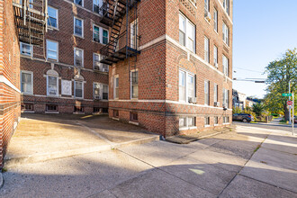 3339 Murray St in Flushing, NY - Building Photo - Building Photo