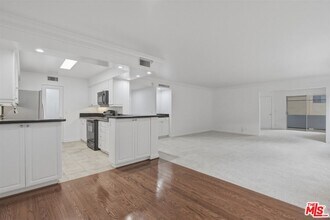 435 N Oakhurst Dr in Beverly Hills, CA - Building Photo - Building Photo