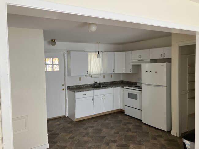 436 Western Ave, Unit Apartment 3 in Henniker, NH - Building Photo - Building Photo