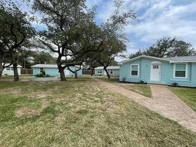 1300 N Live Oak St in Rockport, TX - Building Photo