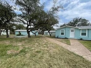 1300 S Live Oak St in Rockport, TX - Building Photo - Building Photo