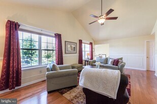 19 Patriot Ct in Marcus Hook, PA - Building Photo